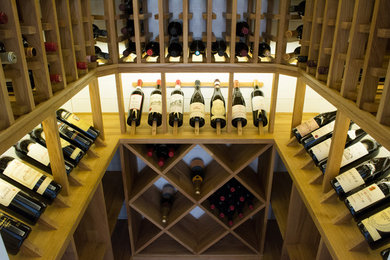ストックホルムにあるトラディショナルスタイルのおしゃれなワインセラーの写真