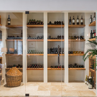 Imagen de bodega contemporánea, de tamaño medio, con suelo de baldosas de cerámica y vitrinas expositoras