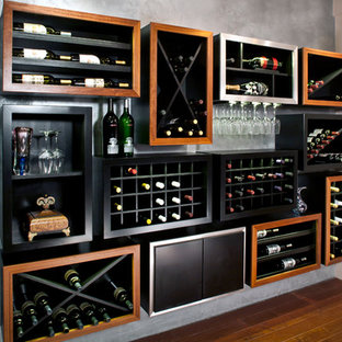 Aménagement d'une cave à vin moderne de taille moyenne avec un sol en bois brun et des casiers losange.