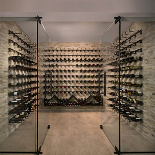 Foto di una grande cantina design con pavimento in gres porcellanato, portabottiglie a vista e pavimento beige