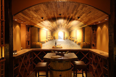 Aménagement d'une cave à vin montagne avec des casiers.