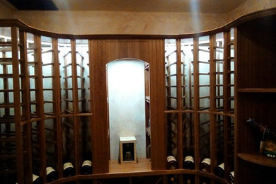 リッチモンドにある高級な中くらいなトラディショナルスタイルのおしゃれなワインセラー (セラミックタイルの床、ワインラック) の写真