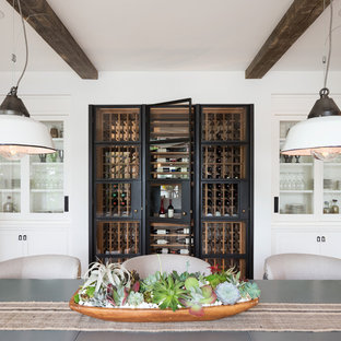 Idee per una cantina tradizionale con portabottiglie a vista