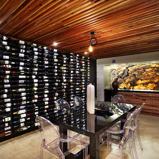 Foto de bodega actual con suelo de cemento y suelo beige