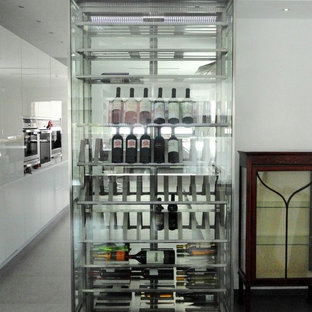 Diseño de bodega moderna, pequeña, con botelleros, suelo de baldosas de porcelana y suelo gris