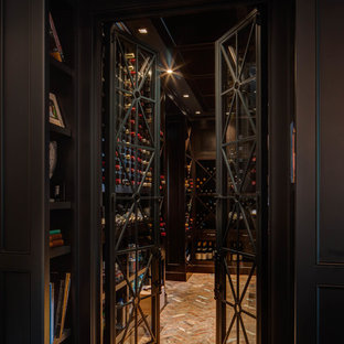 Foto di una cantina chic con pavimento in mattoni e portabottiglie a vista