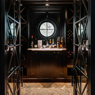 Idee per una cantina tradizionale con pavimento in mattoni e portabottiglie a vista