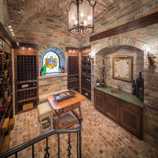 Ispirazione per una cantina tradizionale con pavimento in mattoni, rastrelliere portabottiglie e pavimento rosso