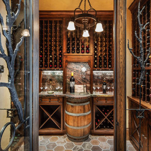 Foto di una cantina rustica con rastrelliere portabottiglie e pavimento marrone