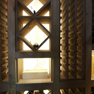 Esempio di una cantina stile rurale di medie dimensioni con pavimento in ardesia e rastrelliere portabottiglie