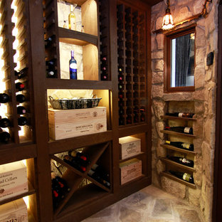 Esempio di una cantina stile rurale di medie dimensioni con pavimento in ardesia e rastrelliere portabottiglie