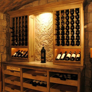 Exemple d'une grand cave à vin montagne avec un sol en carrelage de céramique et des casiers.