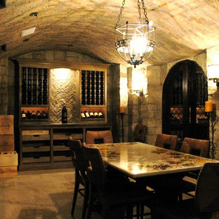 Esempio di una grande cantina vittoriana con rastrelliere portabottiglie e pavimento con piastrelle in ceramica