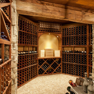 Ispirazione per una cantina stile rurale di medie dimensioni con pavimento in legno massello medio e rastrelliere portabottiglie