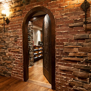 Foto di una cantina stile rurale di medie dimensioni con parquet scuro e rastrelliere portabottiglie