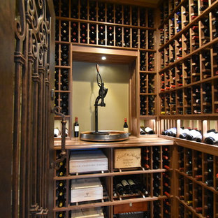 Immagine di una piccola cantina stile rurale con pavimento con piastrelle in ceramica e portabottiglie a vista