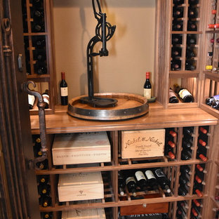 Exemple d'une petit cave à vin moderne avec un sol en carrelage de céramique et un présentoir.