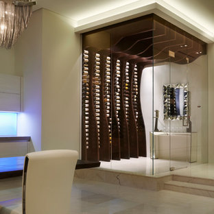 Ispirazione per una cantina minimal con portabottiglie a vista e pavimento bianco