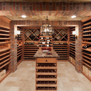 Immagine di una grande cantina tradizionale con pavimento in legno massello medio, portabottiglie a vista e pavimento beige