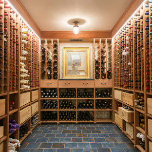 Idee per una cantina mediterranea di medie dimensioni con pavimento con piastrelle in ceramica, rastrelliere portabottiglie e pavimento blu