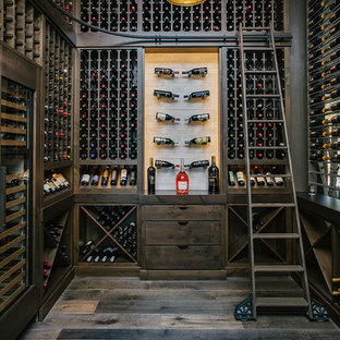 Esempio di una cantina tradizionale di medie dimensioni con parquet scuro, rastrelliere portabottiglie e pavimento marrone