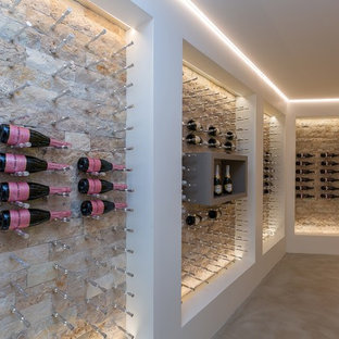 Esempio di una cantina minimal con rastrelliere portabottiglie e pavimento beige