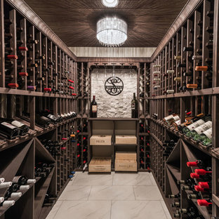 Foto de bodega rural con botelleros y suelo blanco