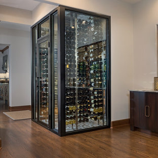 Imagen de bodega moderna, pequeña, con suelo de mármol y suelo multicolor
