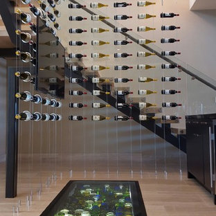 Immagine di una grande cantina minimalista con parquet chiaro
