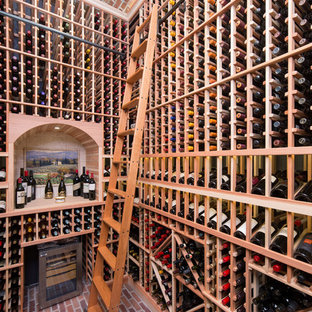 Ispirazione per una grande cantina tradizionale con pavimento in mattoni e rastrelliere portabottiglie