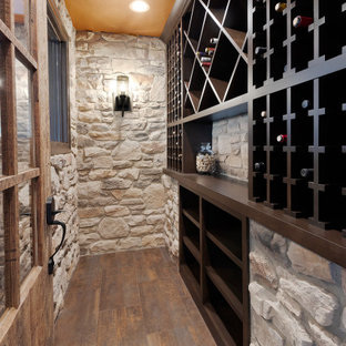 Esempio di una piccola cantina tradizionale con pavimento in vinile e portabottiglie a scomparti romboidali