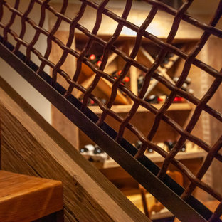 Diseño de bodega rústica, grande, con moqueta, botelleros de rombos y suelo marrón
