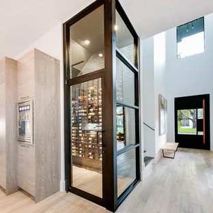 Ispirazione per una cantina contemporanea di medie dimensioni con parquet chiaro, rastrelliere portabottiglie e pavimento beige