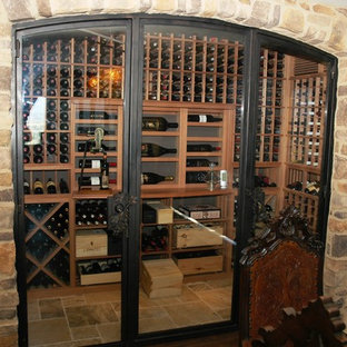 Ejemplo de bodega contemporánea, pequeña, con suelo de baldosas de terracota y vitrinas expositoras