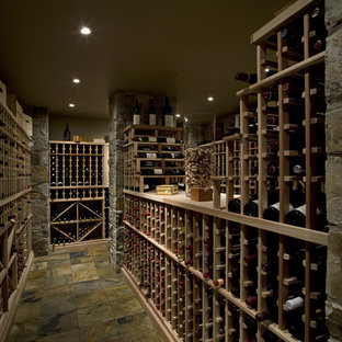 Immagine di una cantina stile americano di medie dimensioni con rastrelliere portabottiglie e pavimento verde