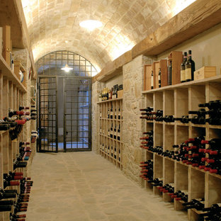 Esempio di un'ampia cantina country con rastrelliere portabottiglie
