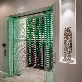 Foto di una cantina design con rastrelliere portabottiglie