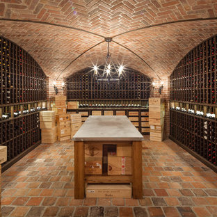 Idee per una cantina tradizionale con pavimento in mattoni e rastrelliere portabottiglie
