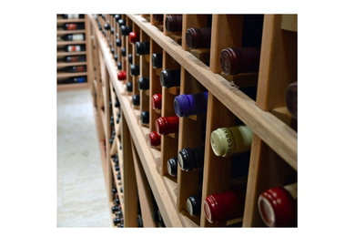 Réalisation d'une cave à vin tradition de taille moyenne avec des casiers.