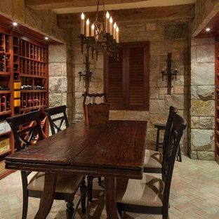 Foto di una cantina stile rurale di medie dimensioni con pavimento in mattoni, rastrelliere portabottiglie e pavimento multicolore