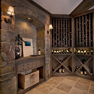 Ispirazione per una cantina chic con rastrelliere portabottiglie e pavimento beige