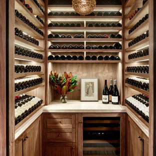 Idee per una cantina tradizionale con portabottiglie a vista e pavimento beige