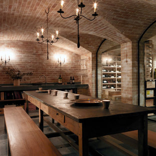 Cette image montre une cave à vin rustique.