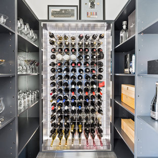 Idées déco pour une petit cave à vin contemporaine avec un sol en carrelage de céramique, des casiers et un sol gris.