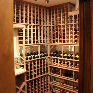 Idées déco pour une cave à vin montagne de taille moyenne avec un sol en bois brun, des casiers et un sol marron.
