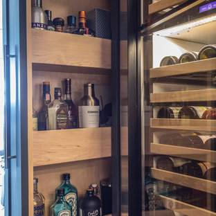 Idéer för mellanstora retro vinkällare, med vinhyllor