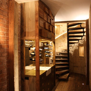 Esempio di una grande cantina country con pavimento in legno massello medio e portabottiglie a vista