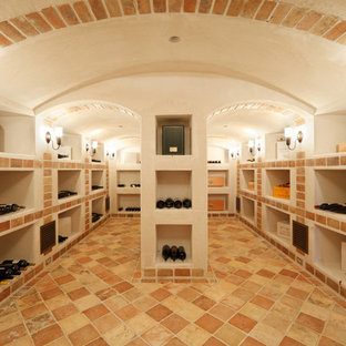 Exemple d'une cave à vin méditerranéenne avec un sol en carreau de terre cuite et un sol jaune.