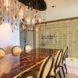 Esempio di una cantina moderna con portabottiglie a vista e pavimento bianco