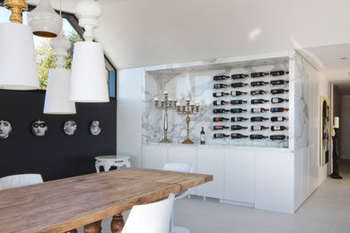 Cette image montre une cave à vin minimaliste de taille moyenne avec un présentoir.